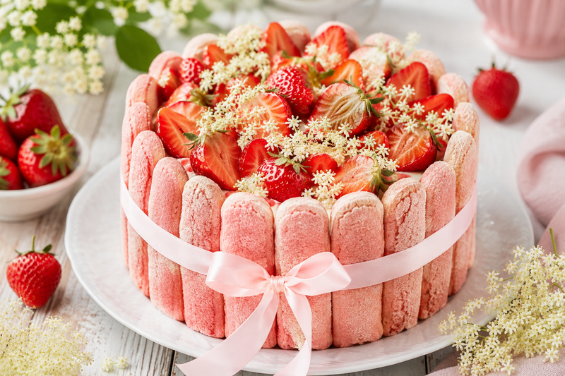 Charlotte aux biscuits roses de Reims, préparation de fruits Fraises & Fleurs de Sureau et fraises fraîches … Une recette élégante, légère et fruitée pour un dessert d'exception