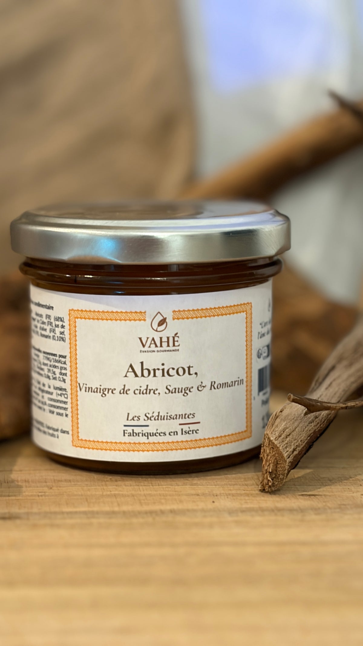 Abricot, vinaigre de cidre, sauge & romarin ... Un condiment artisanal inspiré des saveurs du Sud, entre douceur fruitée et caractère aromatique