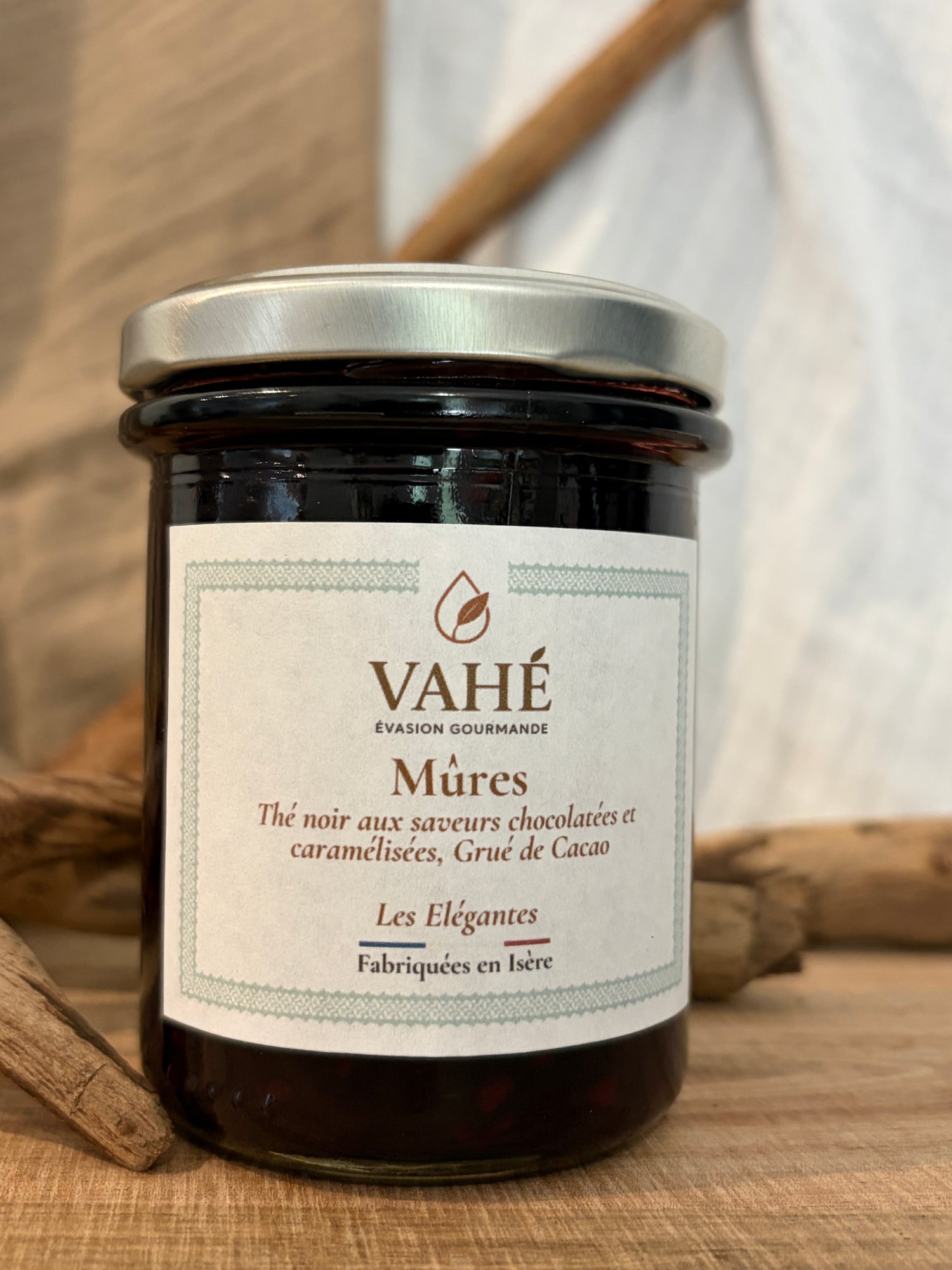 Mûres, thé noir aux saveurs chocolatées et caramelisées, grué de cacao Valrhona
